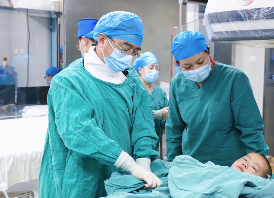 丽江市人民医院荣获“丽江市文明单位”称号  张飚 吴举共同揭牌 (1).png