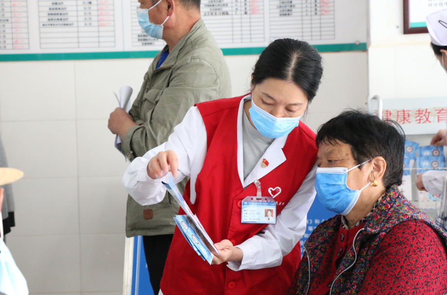 丽江市人民医院荣获“丽江市文明单位”称号  张飚 吴举共同揭牌 (2).png