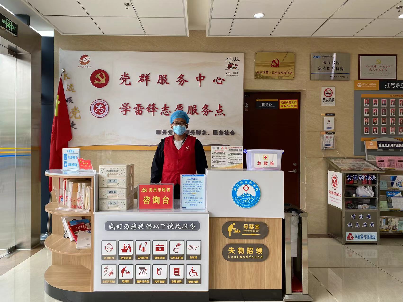 丽江市人民医院荣获“丽江市文明单位”称号  张飚 吴举共同揭牌 (3).jpg