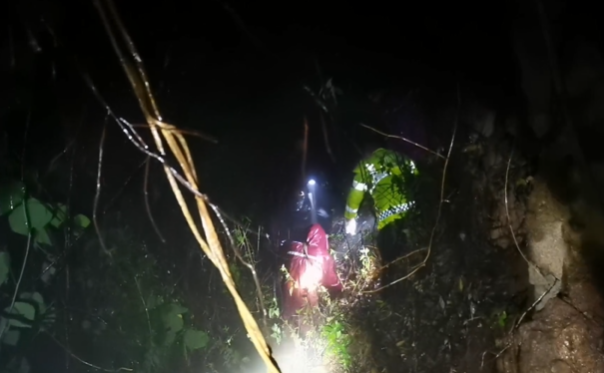 上山采菌子不慎迷路  警方深夜救援.png