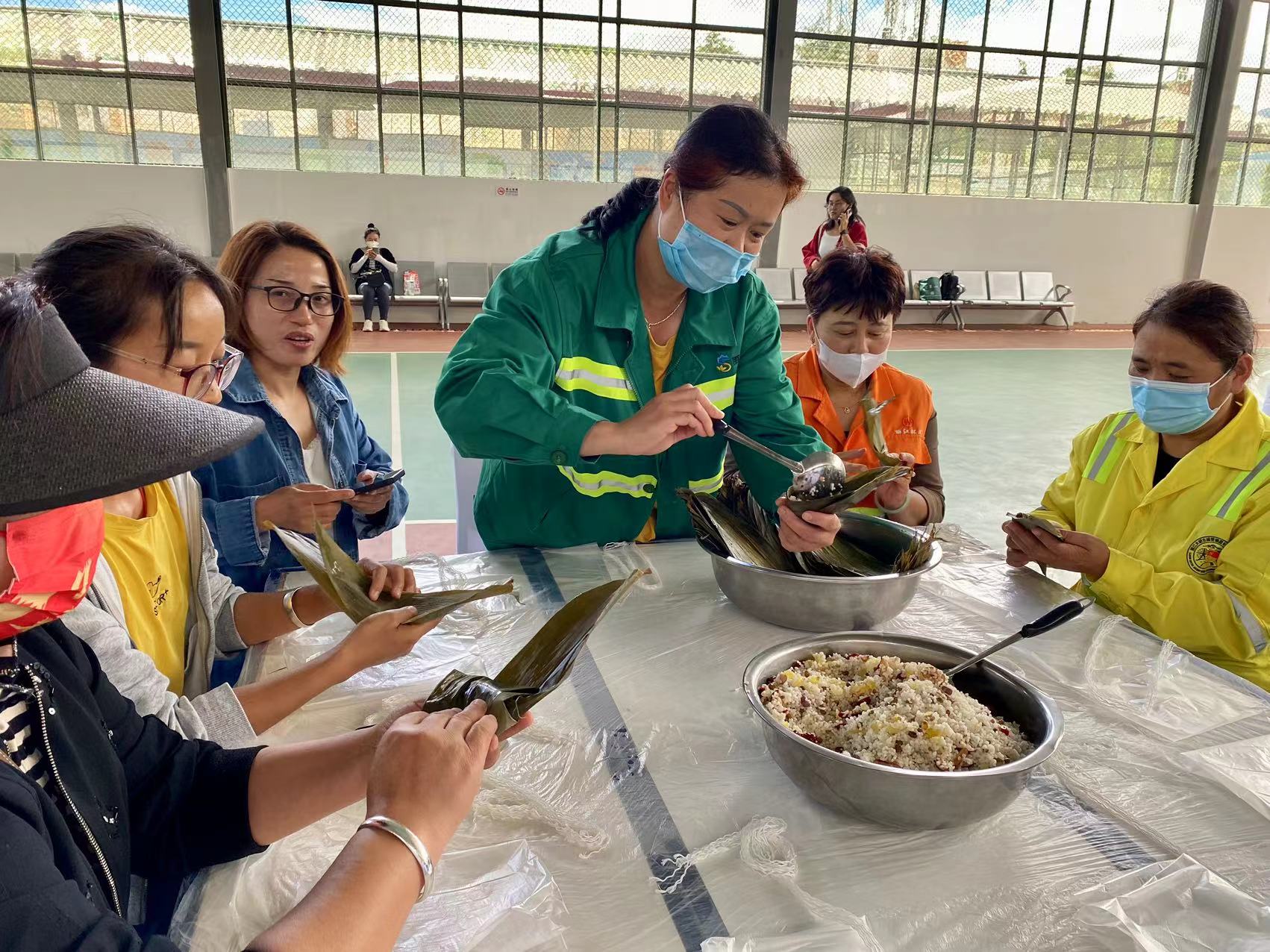 粽叶飘香 情暖端午   古城区总工会组织开展2023年端午节包粽子活动 (1).jpg