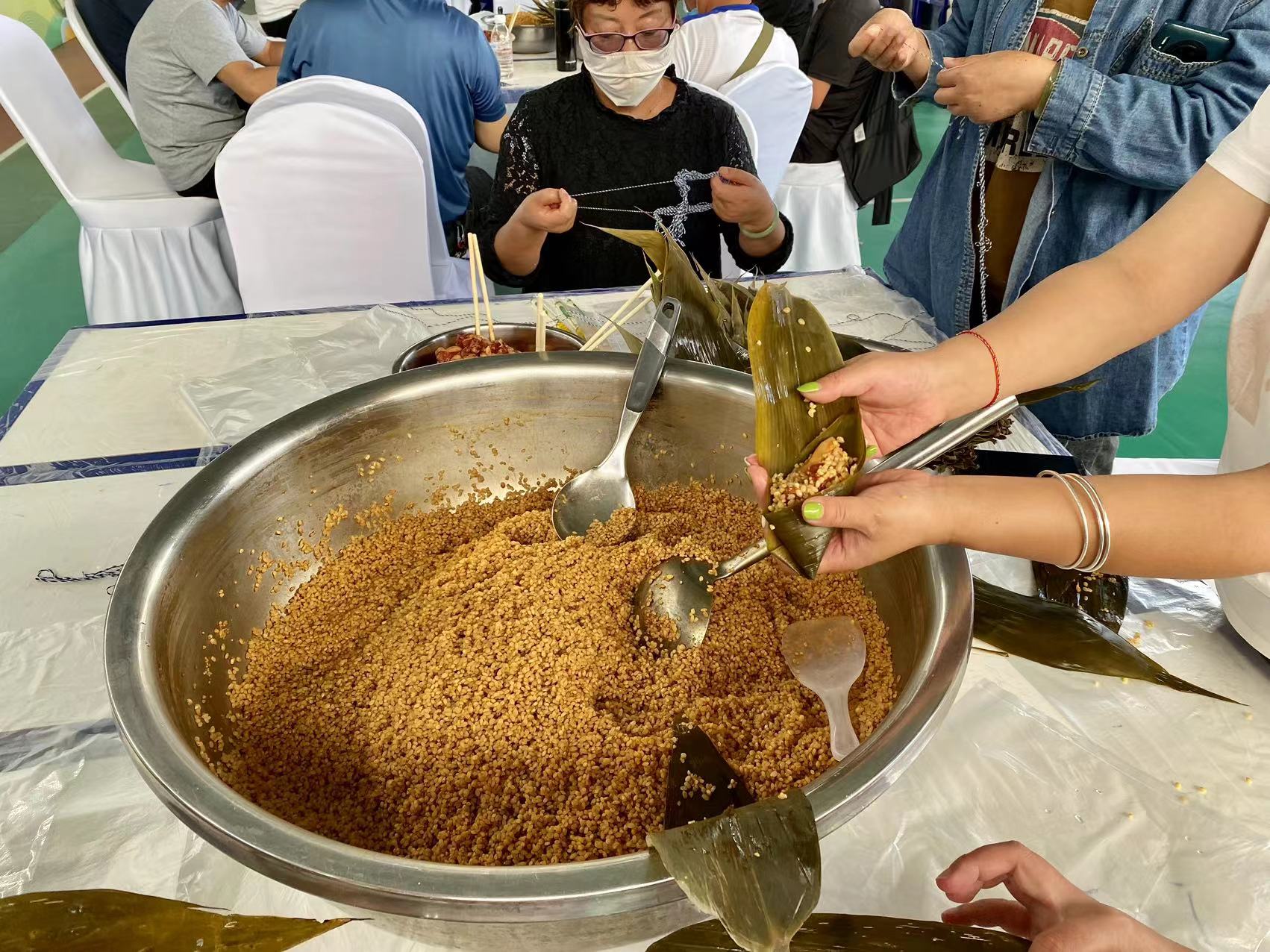 粽叶飘香 情暖端午   古城区总工会组织开展2023年端午节包粽子活动 (3).jpg