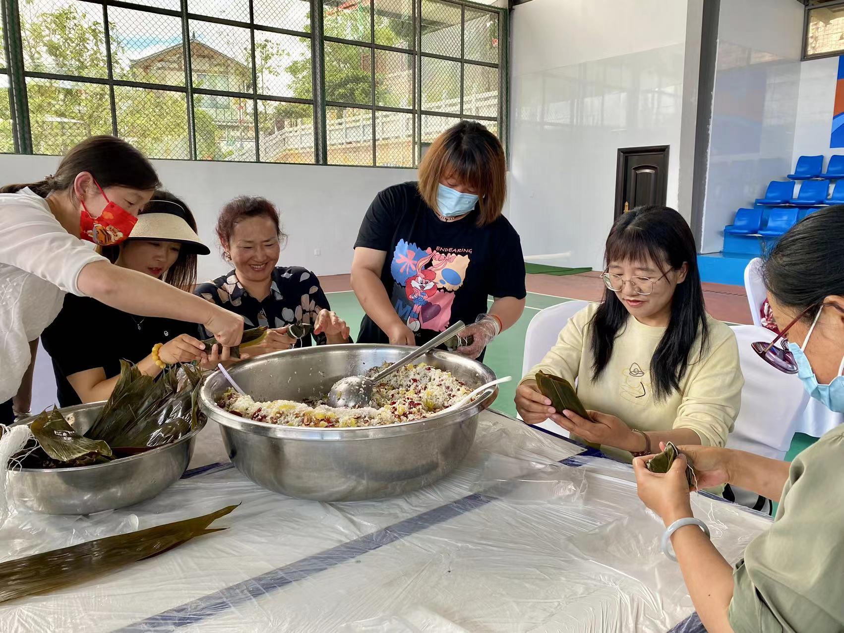 粽叶飘香 情暖端午   古城区总工会组织开展2023年端午节包粽子活动 (4).jpg