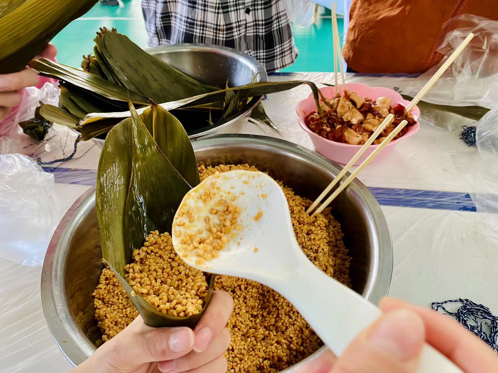 粽叶飘香 情暖端午   古城区总工会组织开展2023年端午节包粽子活动 (6).jpg