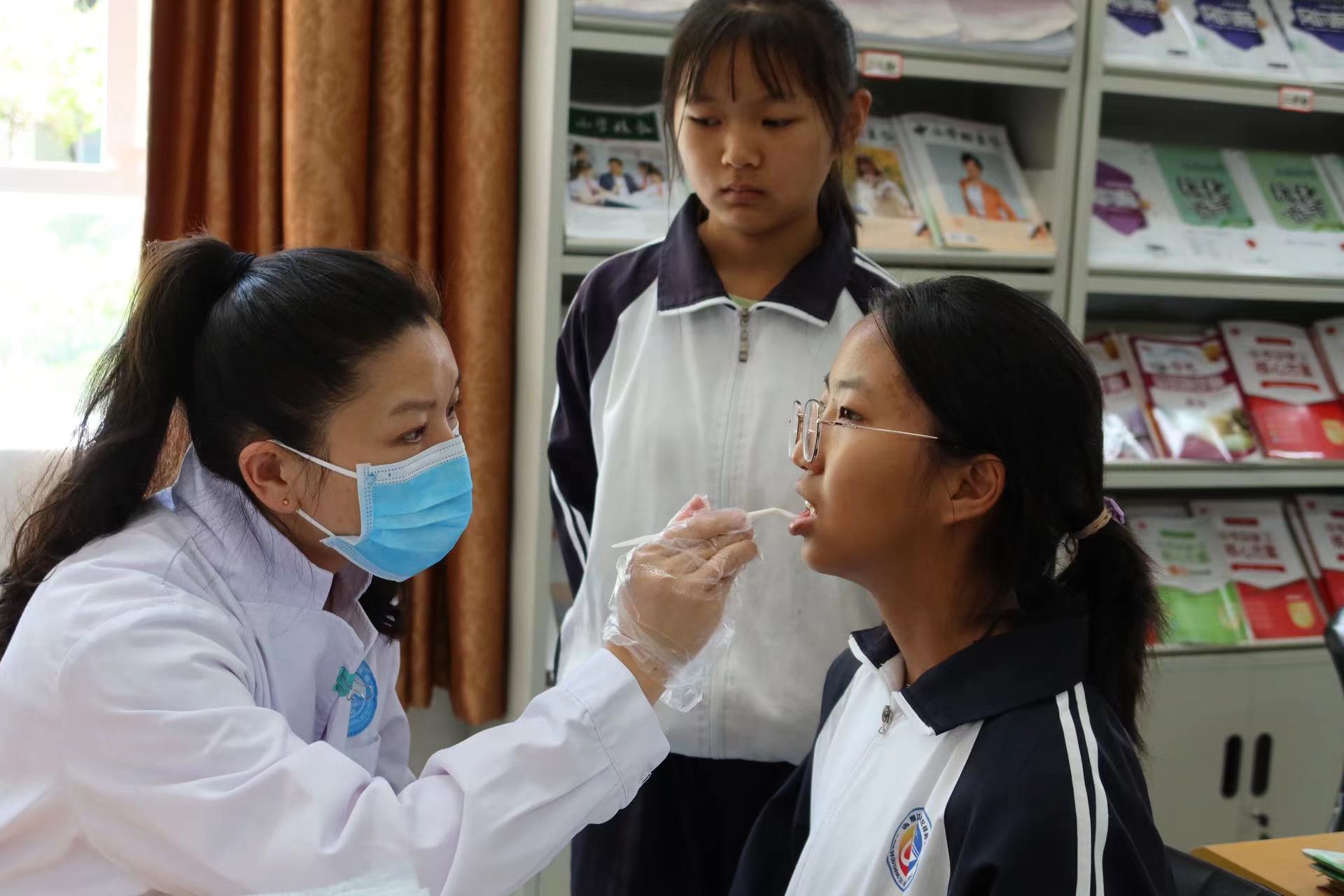 市医院口腔科走进祥和学校开展健康科普 疾病筛查  守护孩子的口腔健康 (1).jpg