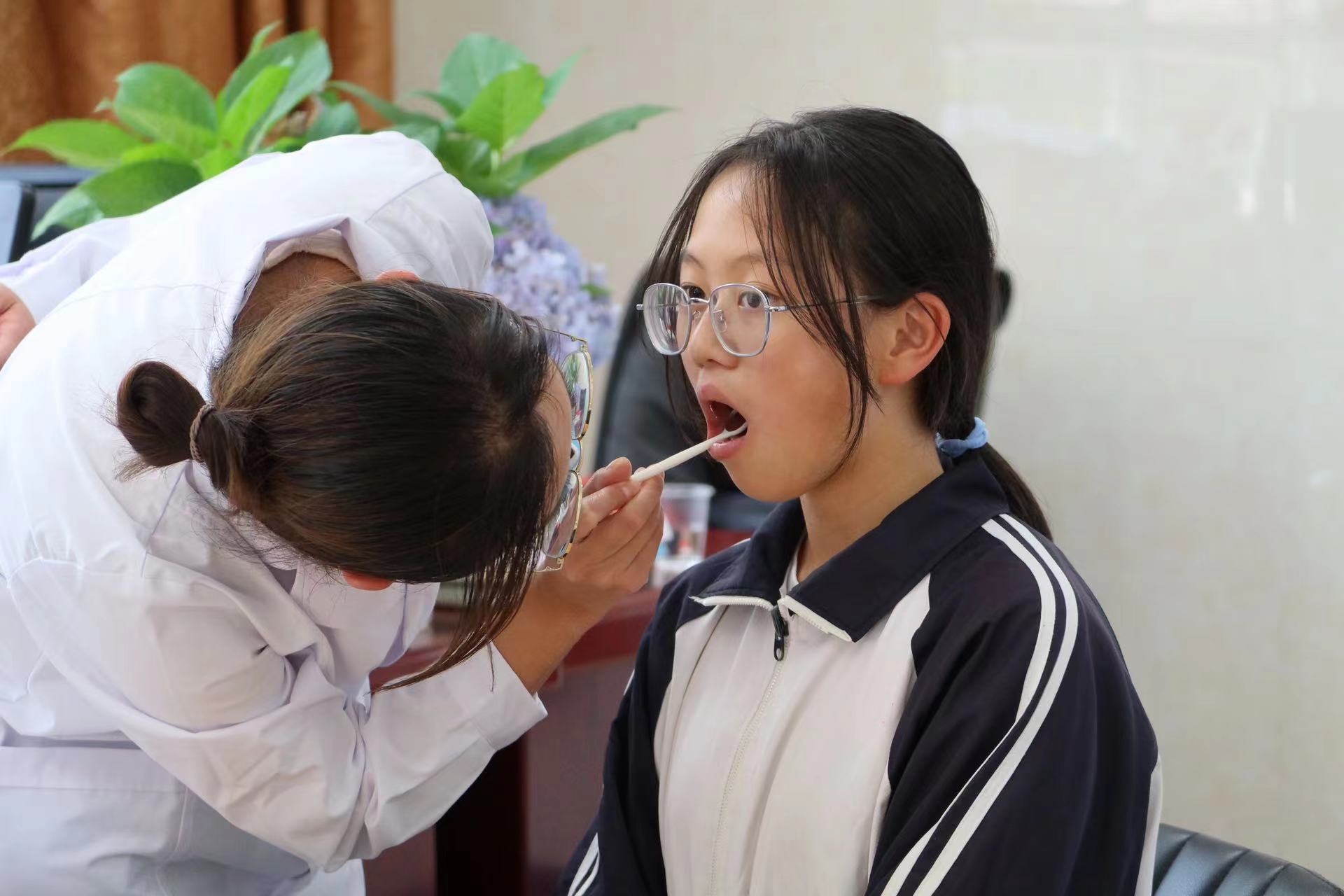 市医院口腔科走进祥和学校开展健康科普 疾病筛查  守护孩子的口腔健康 (3).jpg