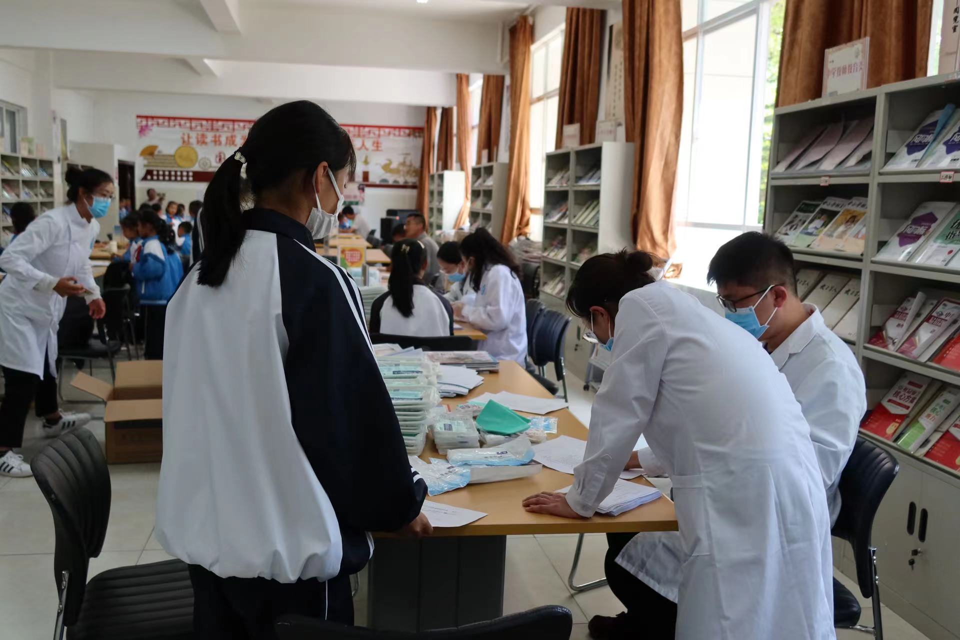 市医院口腔科走进祥和学校开展健康科普 疾病筛查  守护孩子的口腔健康 (4).jpg