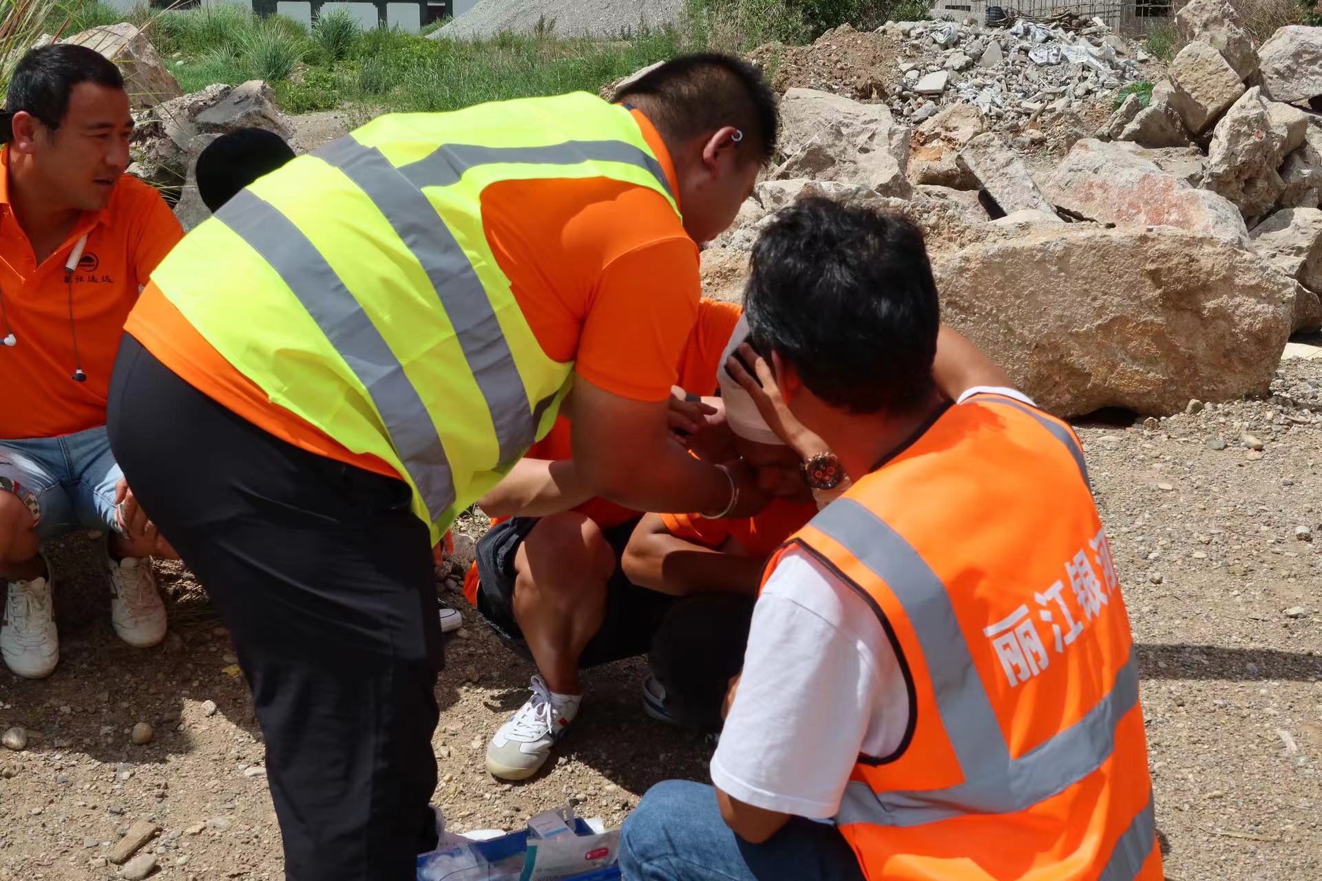 丽江市旅游客运行业举行2023年交通事故现场处置应急演练 (10).jpg