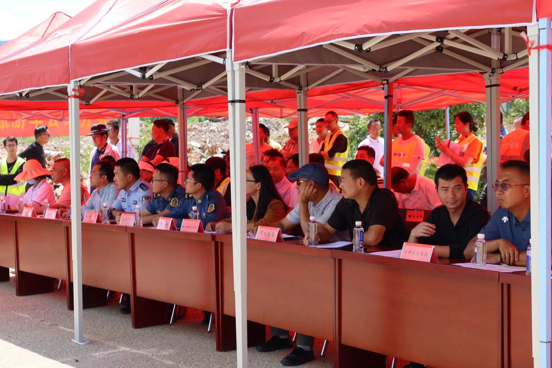 丽江市旅游客运行业举行2023年交通事故现场处置应急演练 (4).jpg