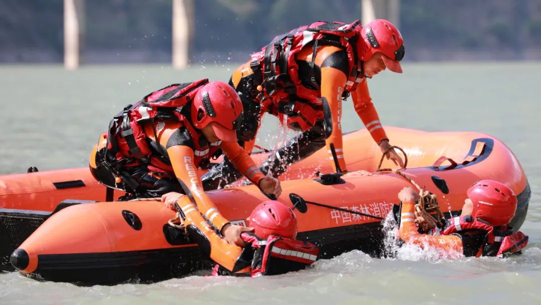 实拍！丽江市森林消防支队特种救援训练超然瞬间1.jpg