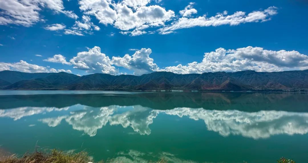 程海雨后美如仙境 夏日景色绝佳.jpg