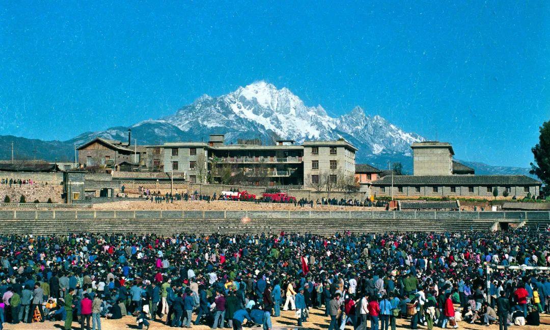 雪山下的老城 人们将生活演绎得赏心悦目1.jpg