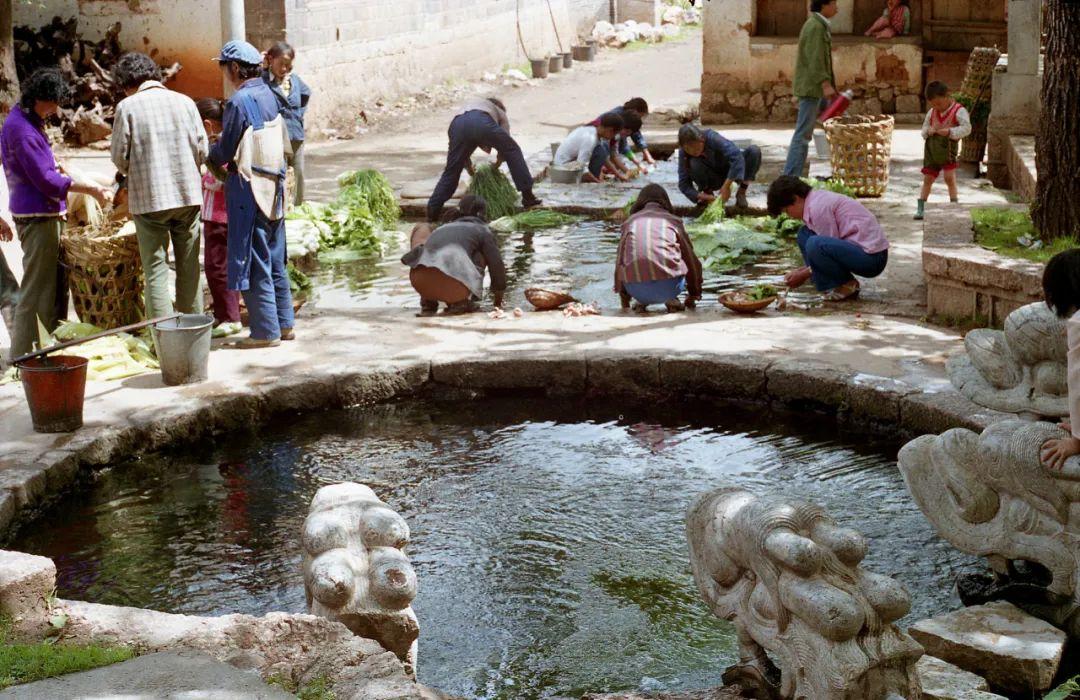 雪山下的老城 人们将生活演绎得赏心悦目3.jpg