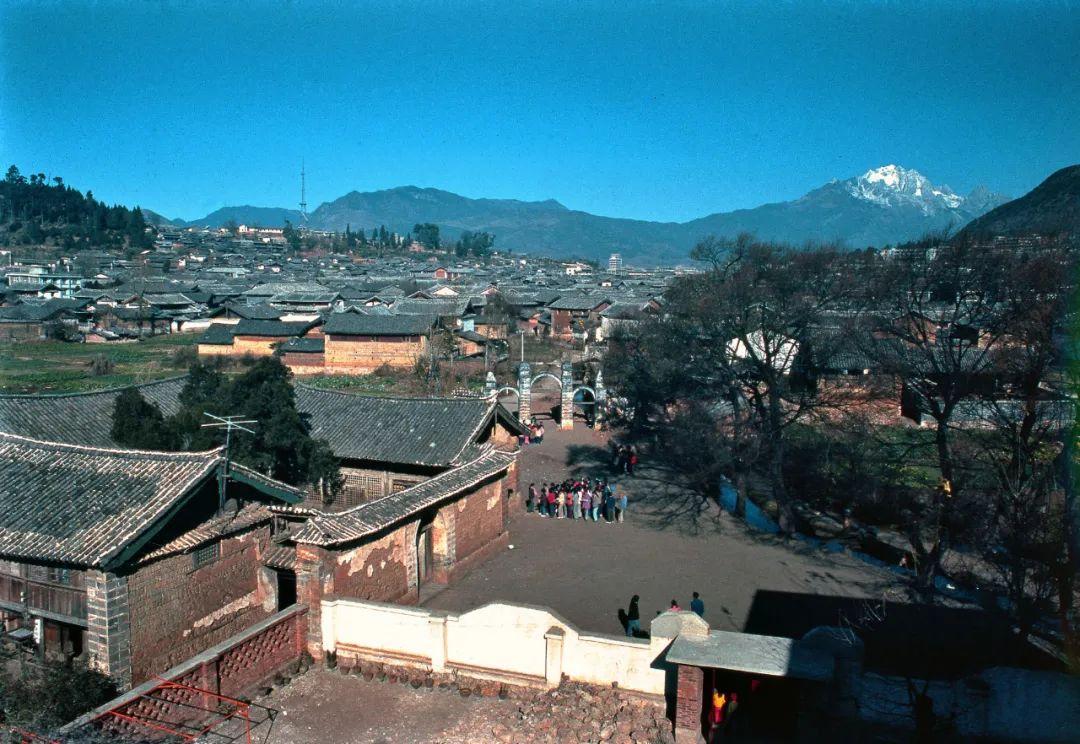 雪山下的老城 人们将生活演绎得赏心悦目4.jpg