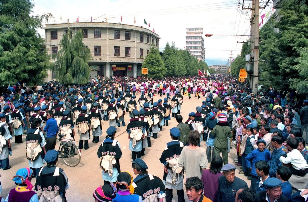 雪山下的老城 人们将生活演绎得赏心悦目5.jpg