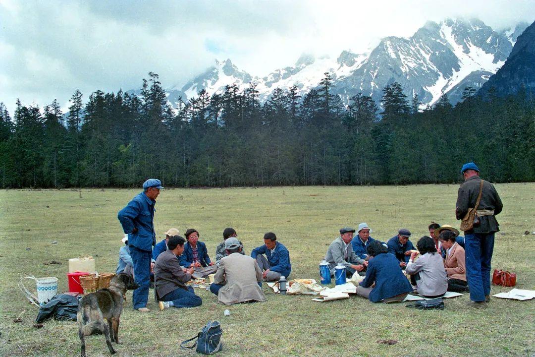 雪山下的老城 人们将生活演绎得赏心悦目8.jpg