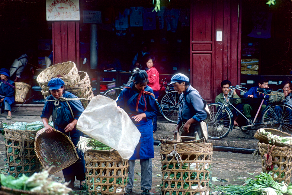 雪山下的老城 人们将生活演绎得赏心悦目18.png