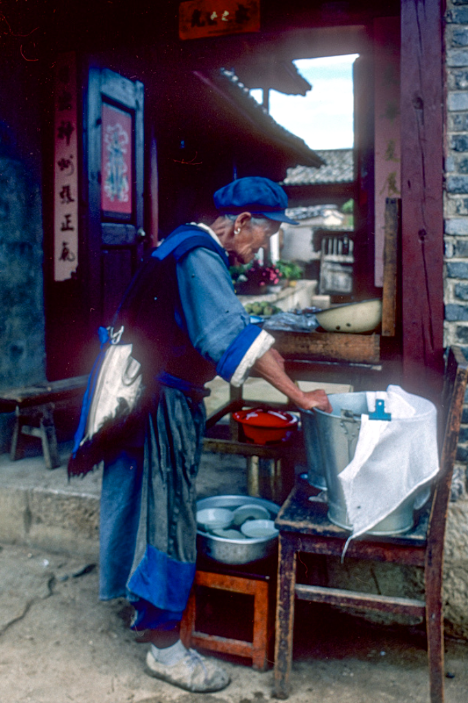 雪山下的老城 人们将生活演绎得赏心悦目20.png