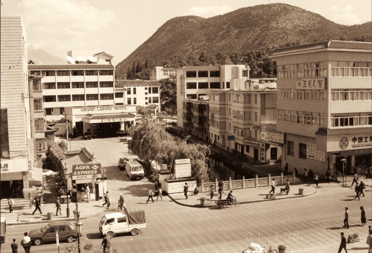 雪山下的老城 人们将生活演绎得赏心悦目22.jpg