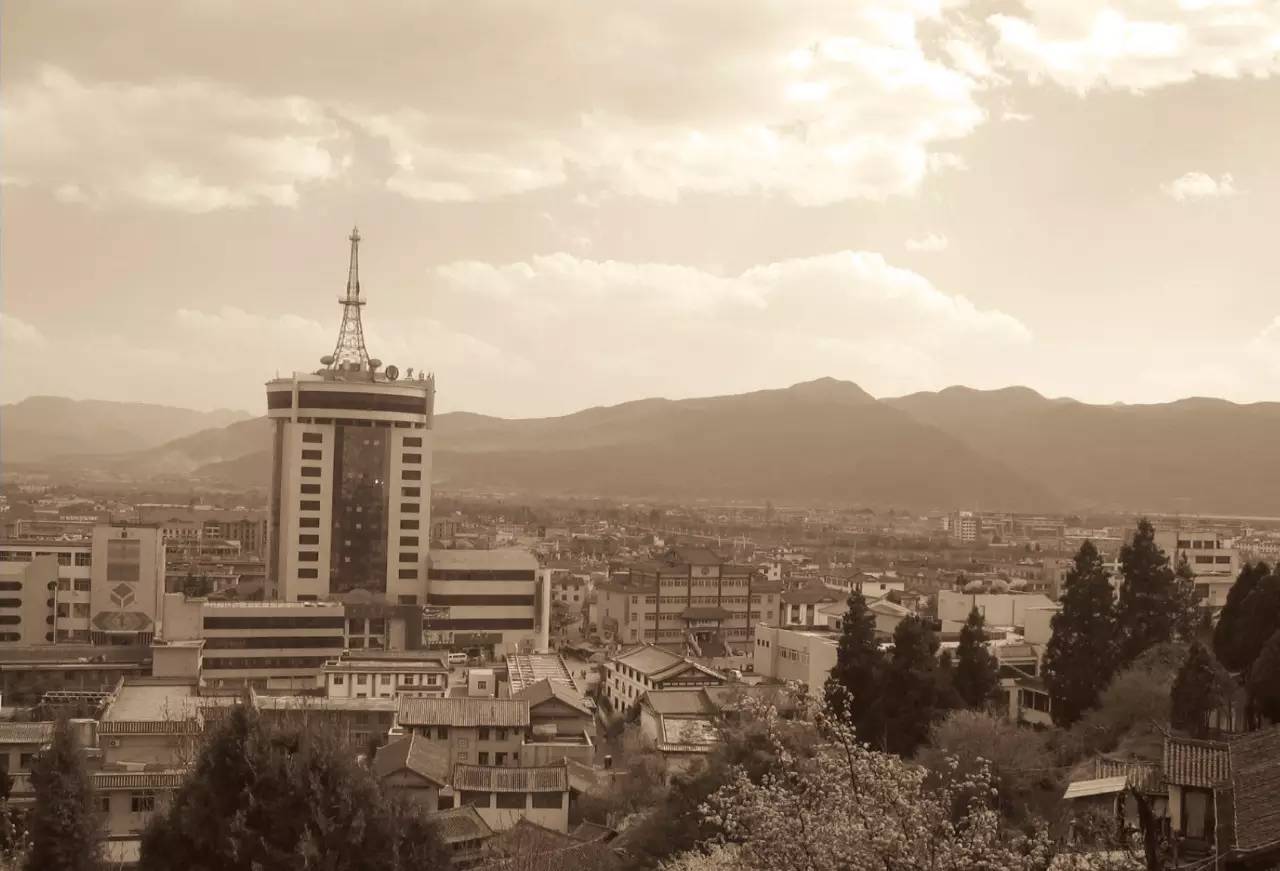 雪山下的老城 人们将生活演绎得赏心悦目23.jpg