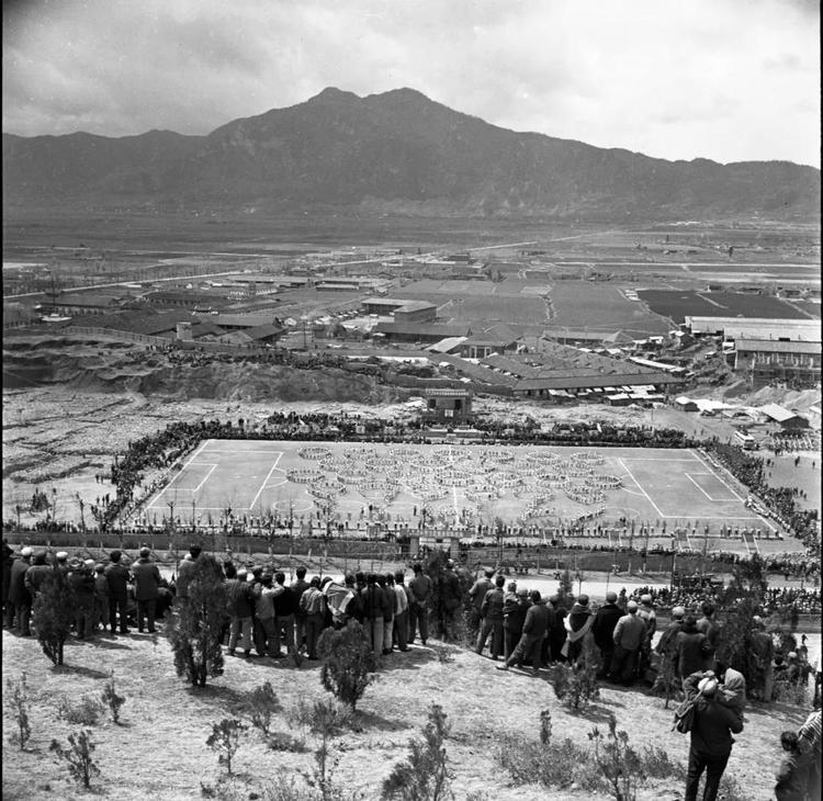 雪山下的老城 人们将生活演绎得赏心悦目26.jpg