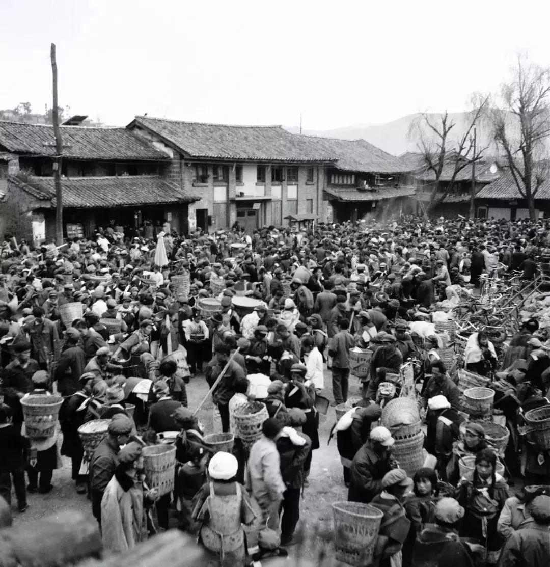 雪山下的老城 人们将生活演绎得赏心悦目27.jpg