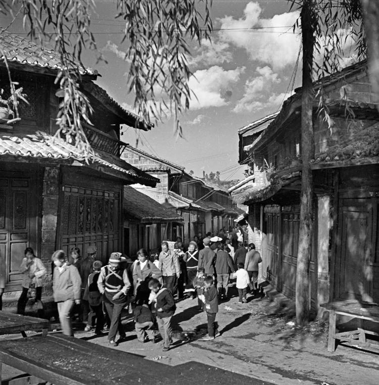 雪山下的老城 人们将生活演绎得赏心悦目28.jpg