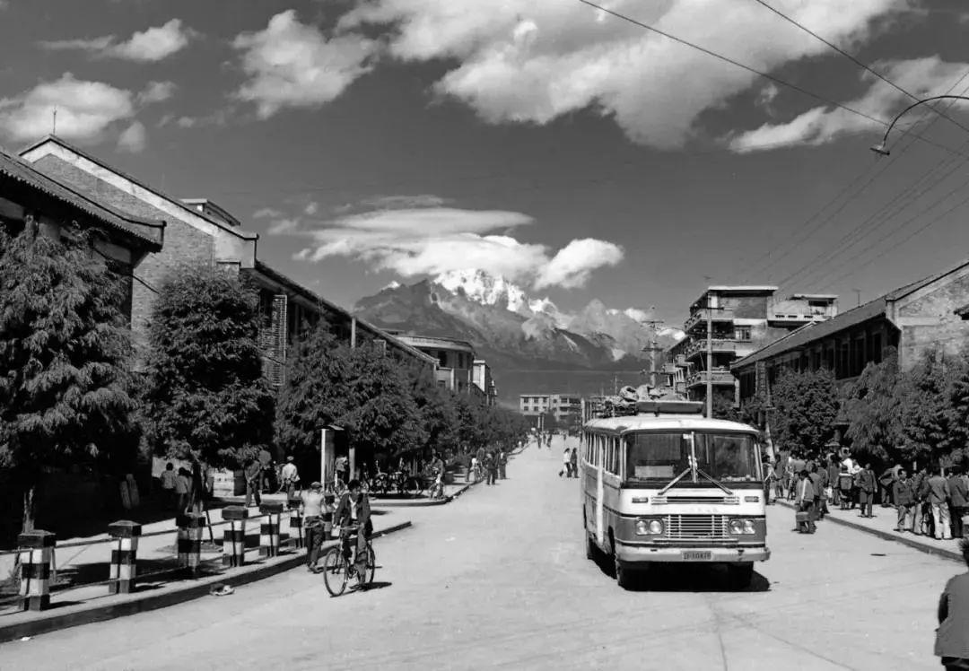 雪山下的老城 人们将生活演绎得赏心悦目30.jpg