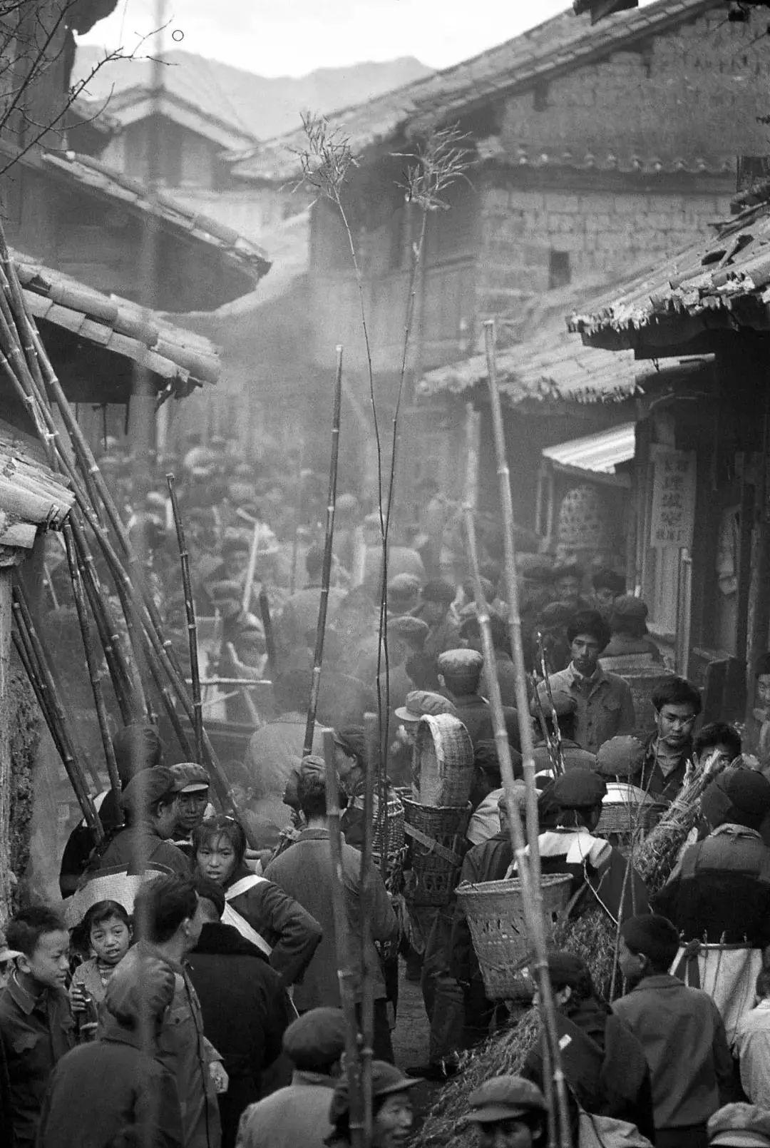 雪山下的老城 人们将生活演绎得赏心悦目31.jpg