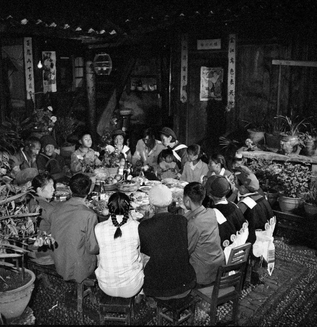 雪山下的老城 人们将生活演绎得赏心悦目33.jpg