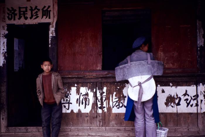 雪山下的老城 人们将生活演绎得赏心悦目37.jpg