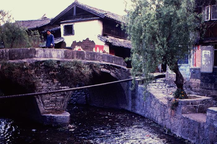 雪山下的老城 人们将生活演绎得赏心悦目40.jpg