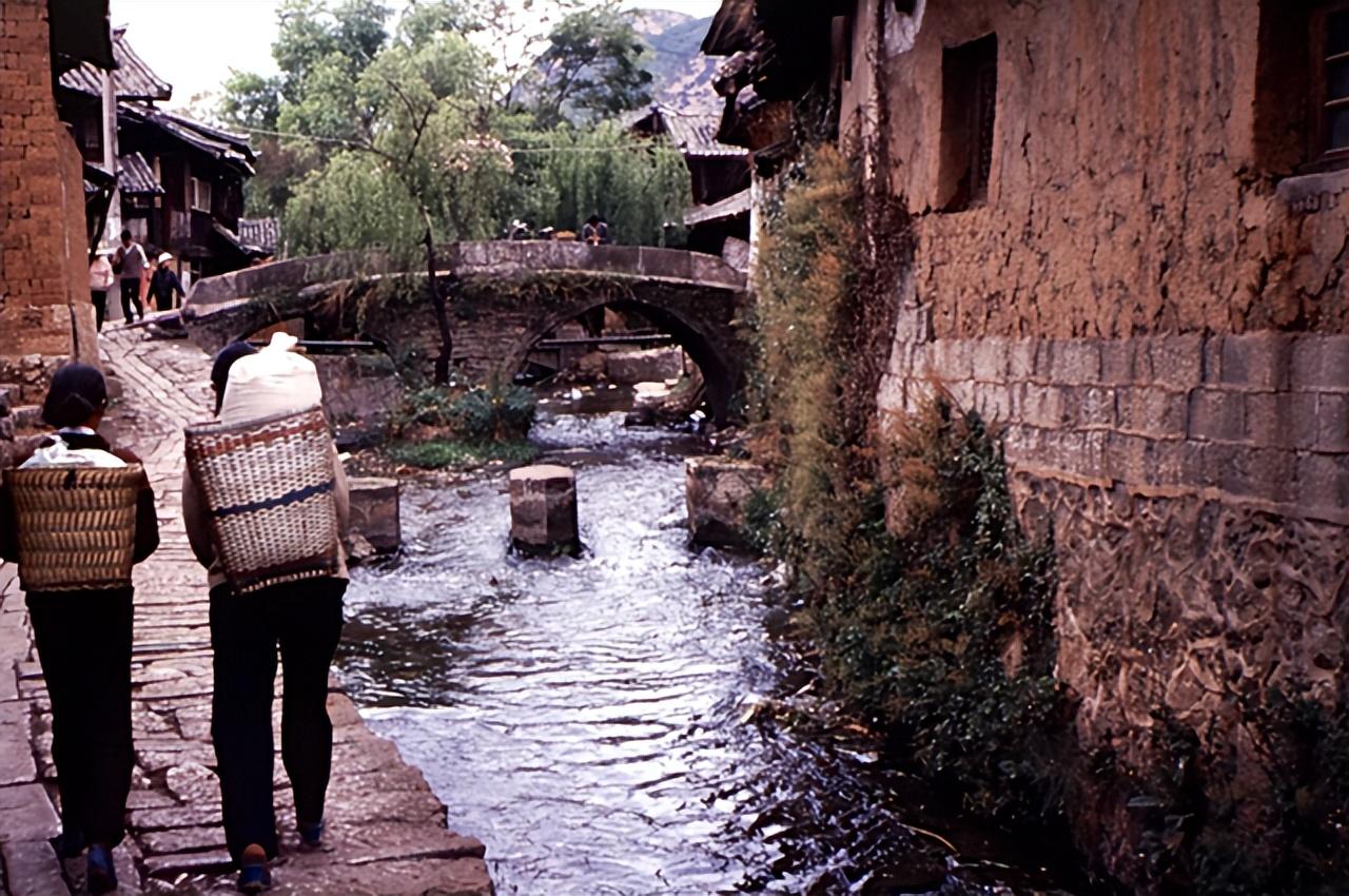 雪山下的老城 人们将生活演绎得赏心悦目39.jpg