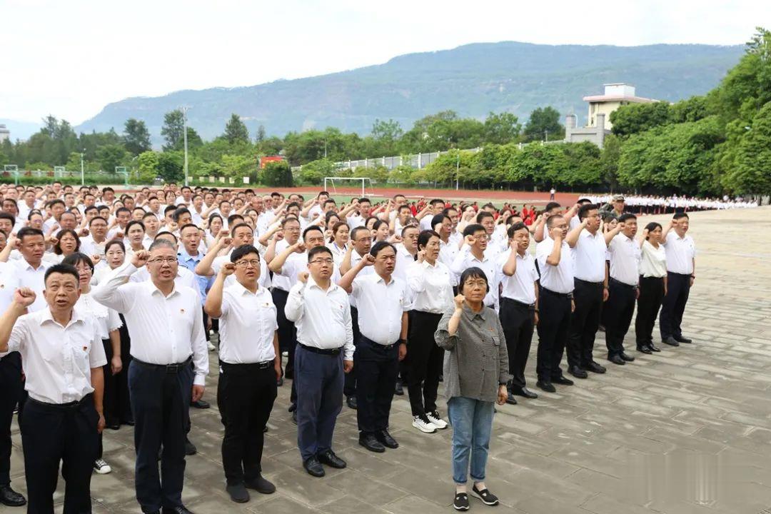 华坪县四机关领导率队到女高参加党性教育 凝聚奋斗力量 (3).jpg