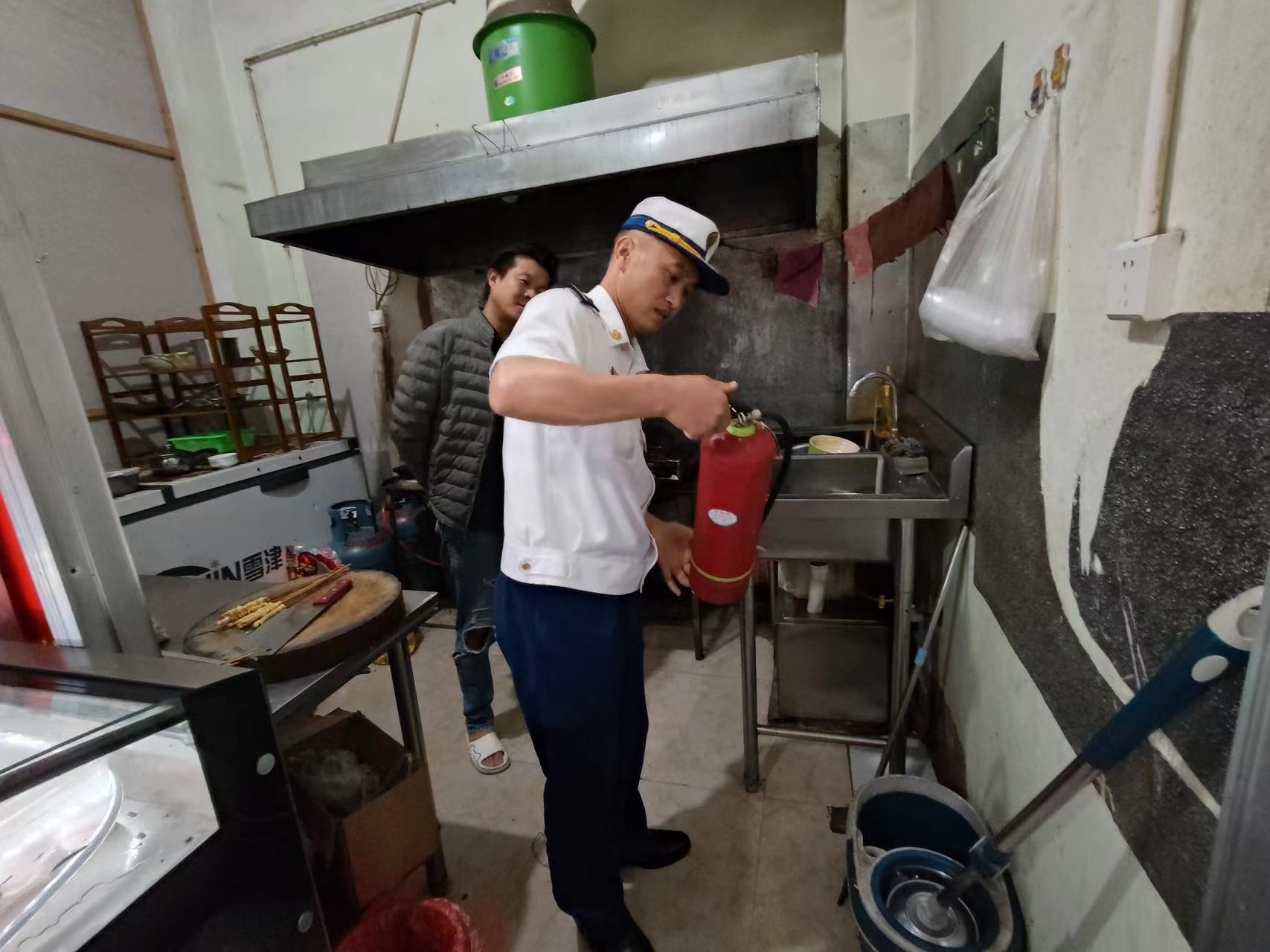 拧紧“安全阀” 古城区消防救援大队开展餐饮场所燃气安全排查整治   5家店铺被临时查 (3).jpg