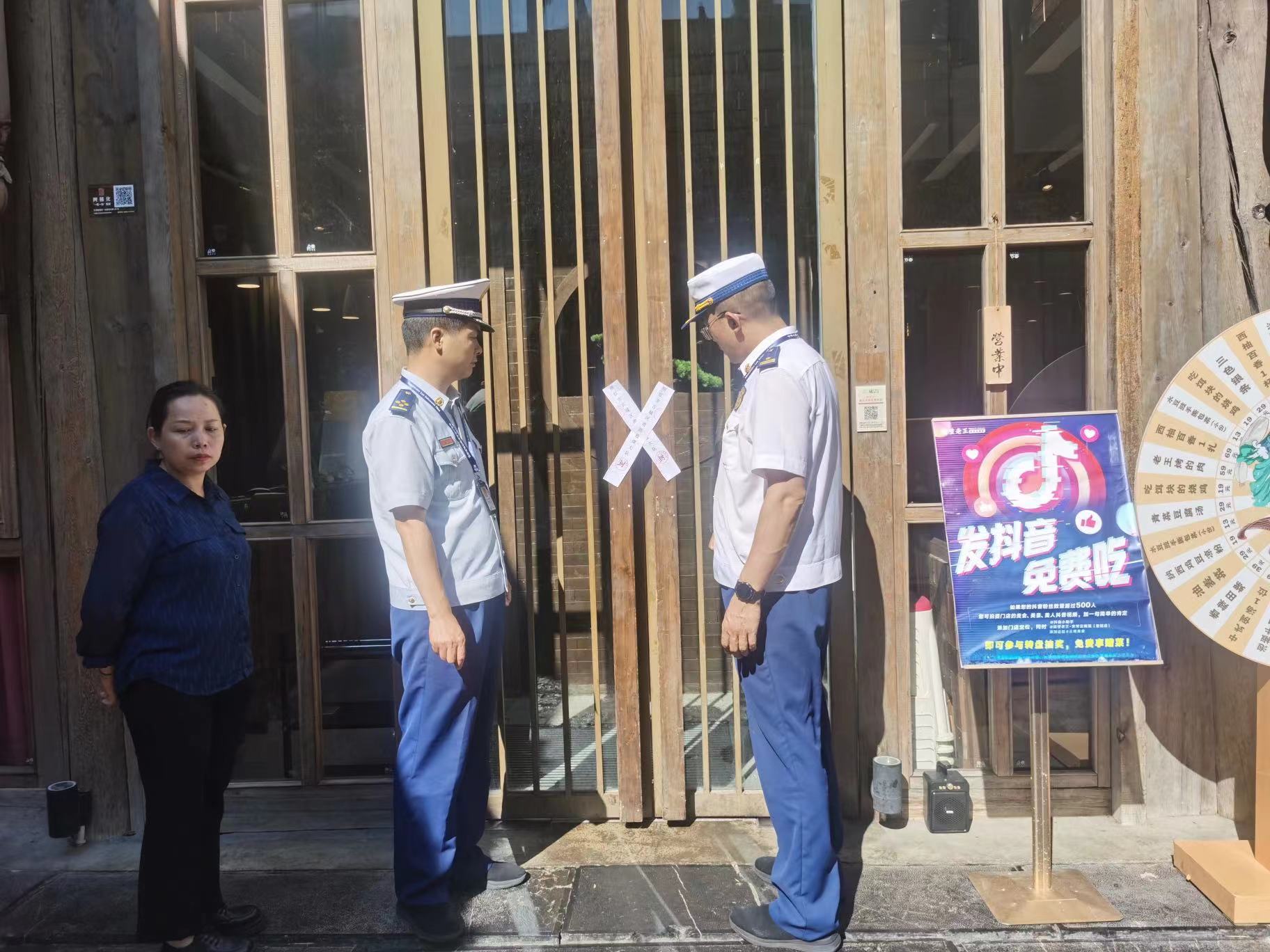 拧紧“安全阀” 古城区消防救援大队开展餐饮场所燃气安全排查整治   5家店铺被临时查 (2).jpg