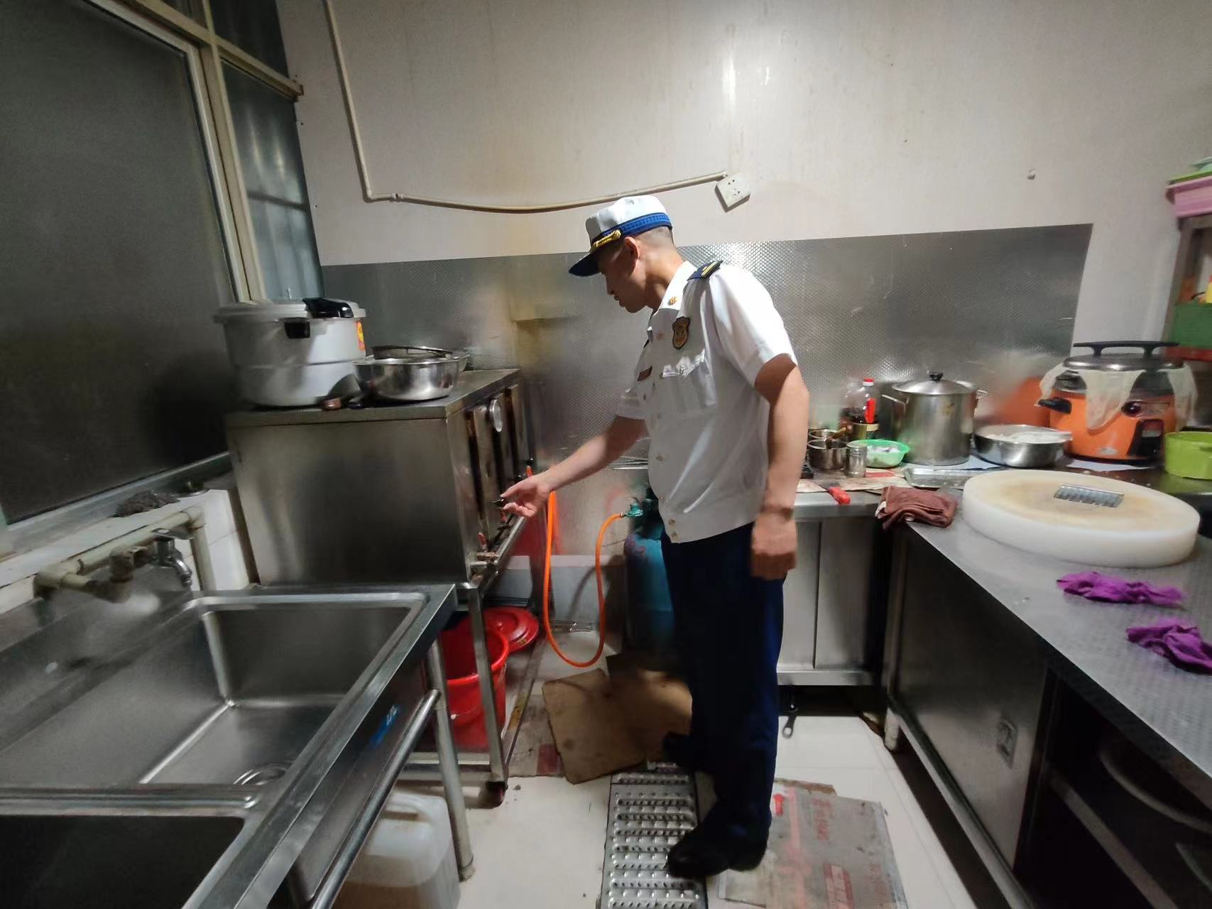 拧紧“安全阀” 古城区消防救援大队开展餐饮场所燃气安全排查整治   5家店铺被临时查 (5).jpg