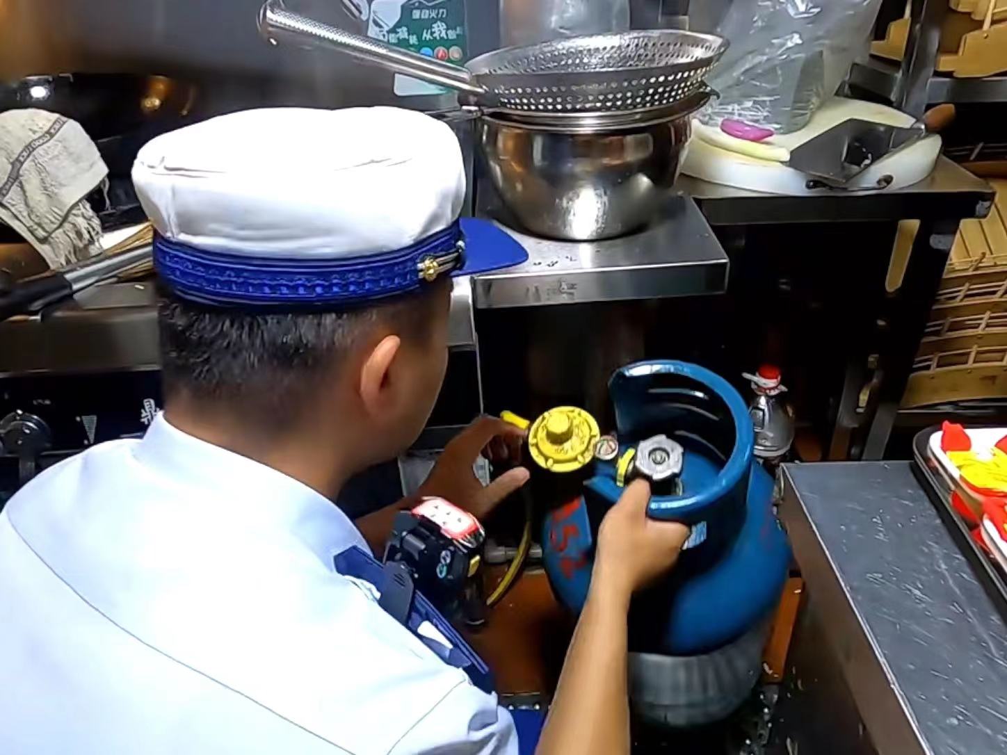 拧紧“安全阀” 古城区消防救援大队开展餐饮场所燃气安全排查整治   5家店铺被临时查.jpg