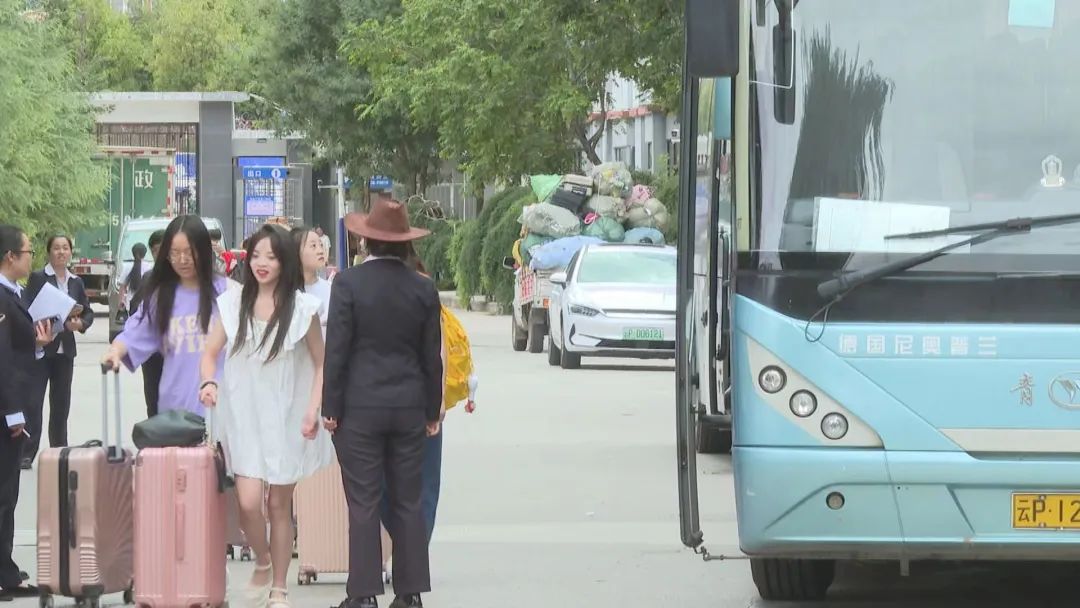 校园直通车助力学生暑期出行便利.jpg