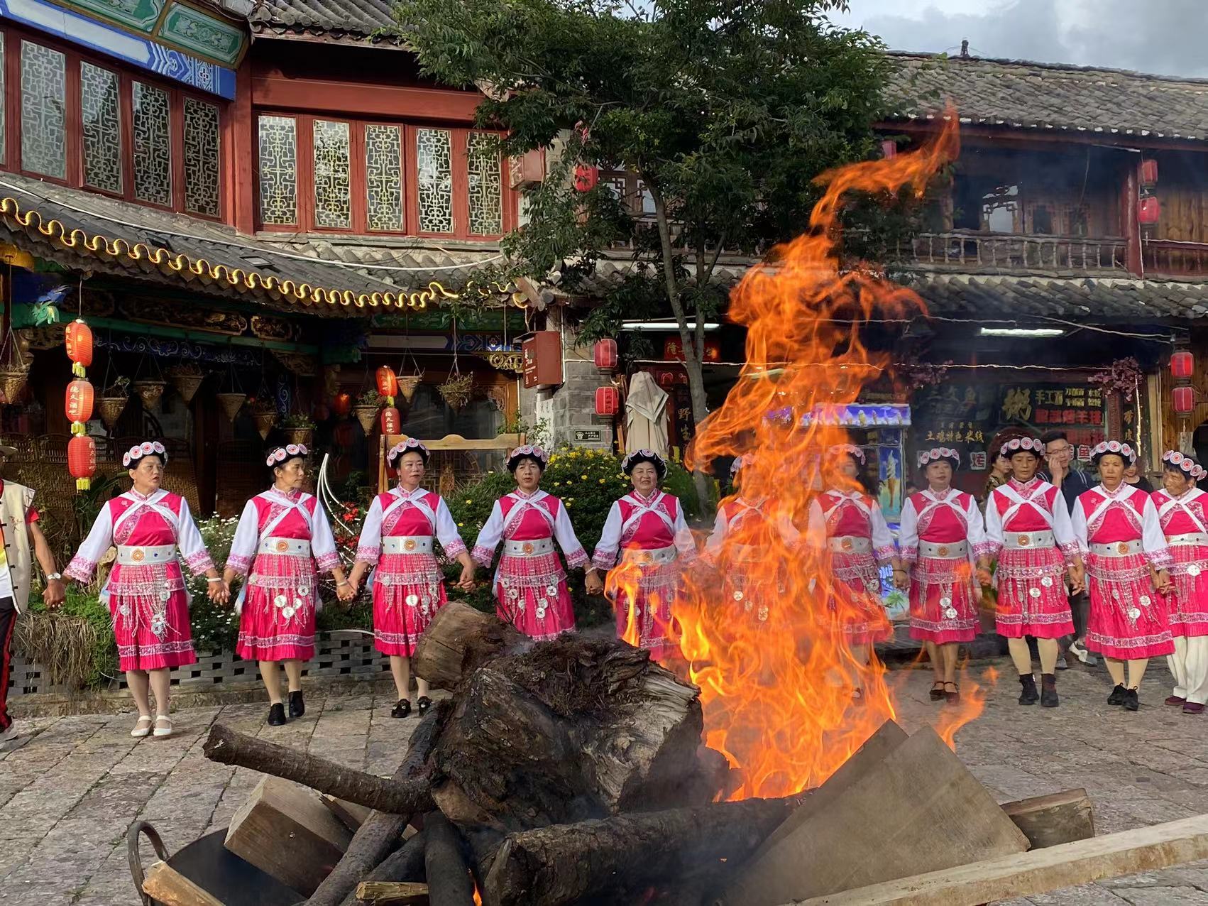 丽江古城南门茶马广场篝火打跳开启  音乐一响  脚步就停不住了！ (1).jpg
