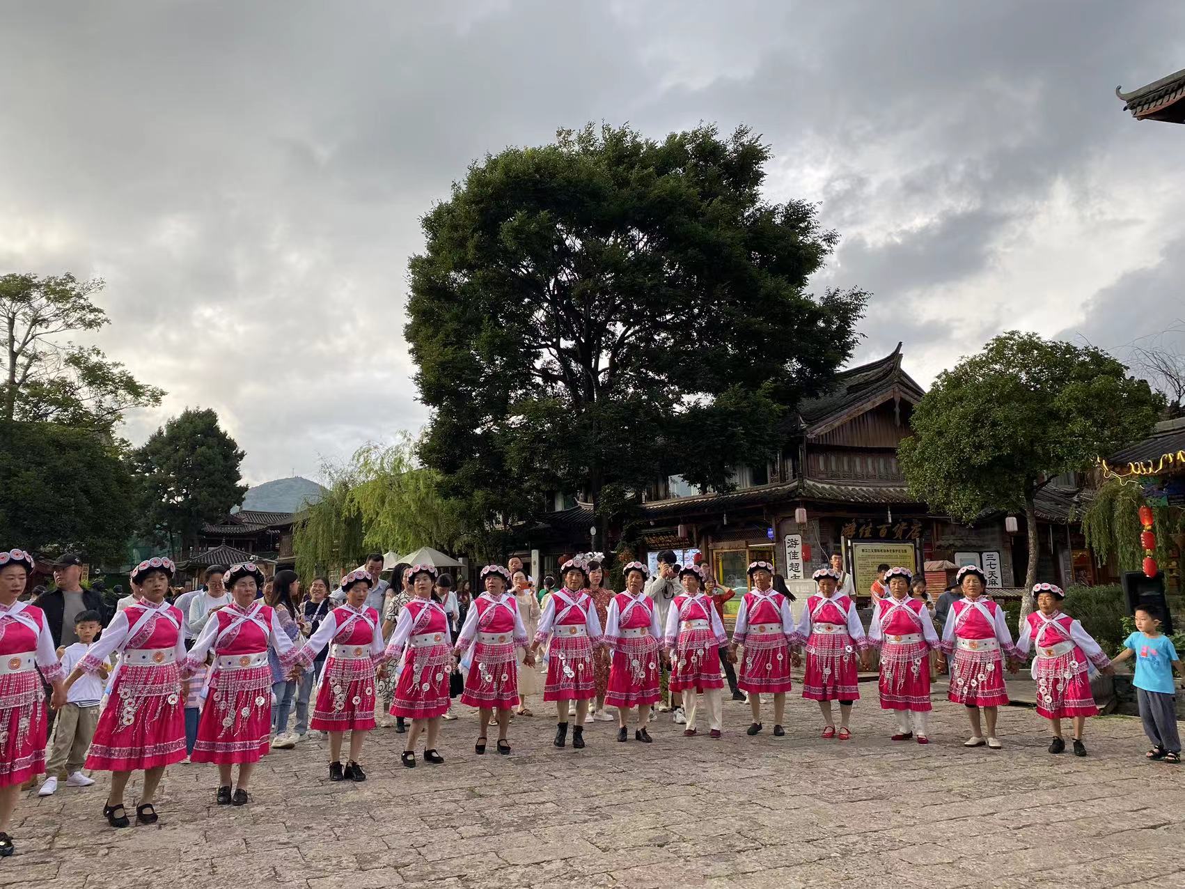 丽江古城南门茶马广场篝火打跳开启  音乐一响  脚步就停不住了！ (2).jpg