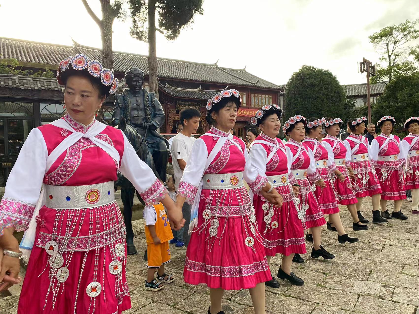 丽江古城南门茶马广场篝火打跳开启  音乐一响  脚步就停不住了！ (3).jpg