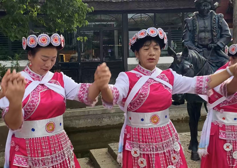 丽江古城南门茶马广场篝火打跳开启  音乐一响  脚步就停不住了！ (4).jpg