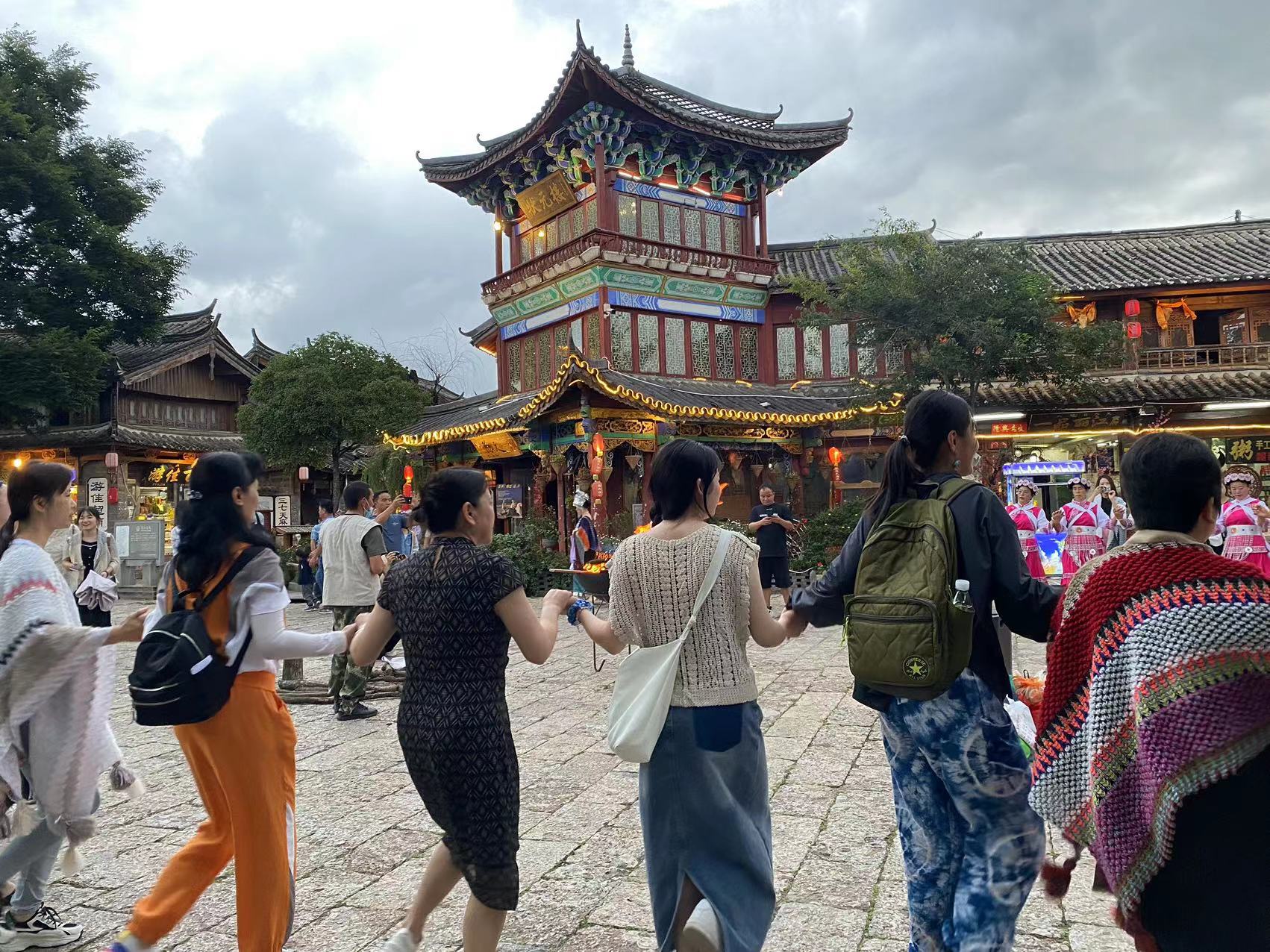 丽江古城南门茶马广场篝火打跳开启  音乐一响  脚步就停不住了！ (5).jpg