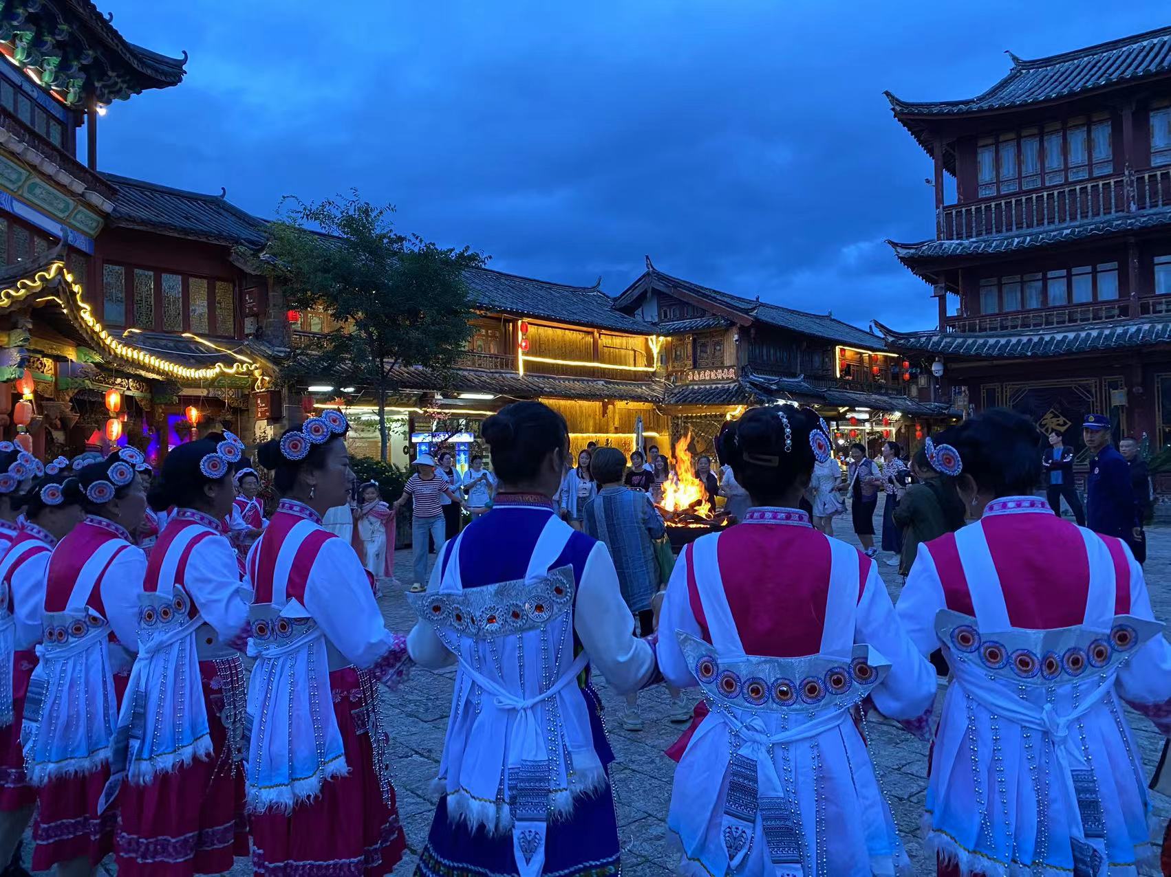丽江古城南门茶马广场篝火打跳开启  音乐一响  脚步就停不住了！ (6).jpg