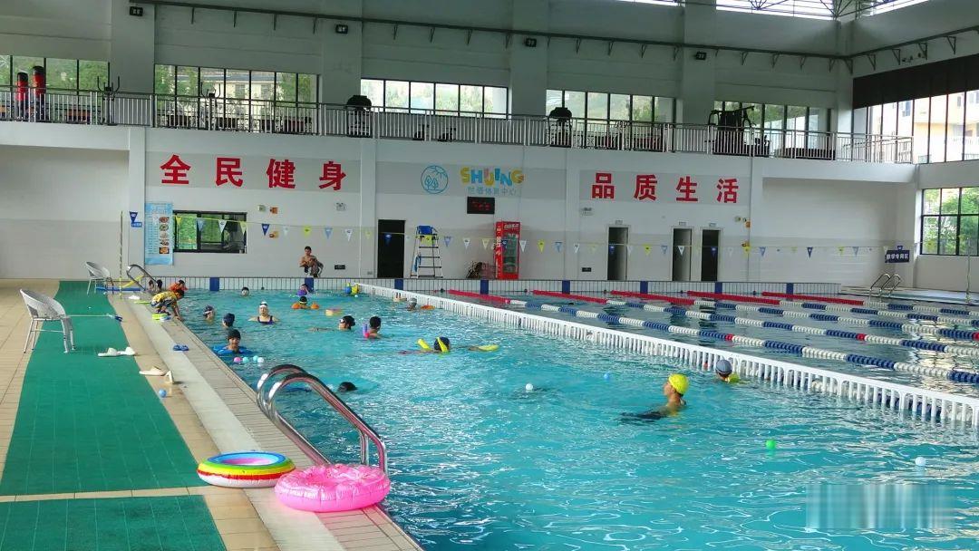 华坪世憬体育中心游泳馆备受追捧，市民积极应对高温挑战 (4).jpg