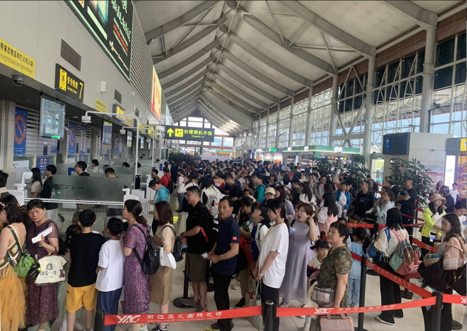 212架次2.8万人次 丽江机场单日生产保障突破历史新高.png