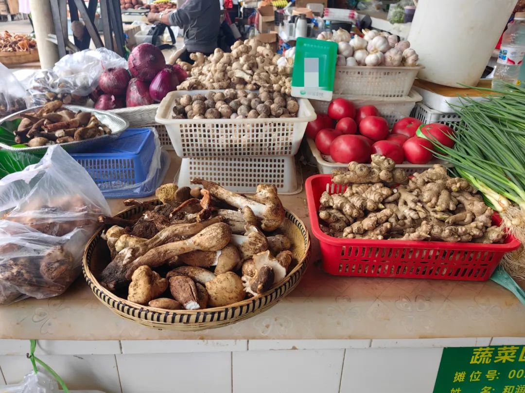 玉龙县上吉市场里各类野生菌，抢“鲜”上市.jpg