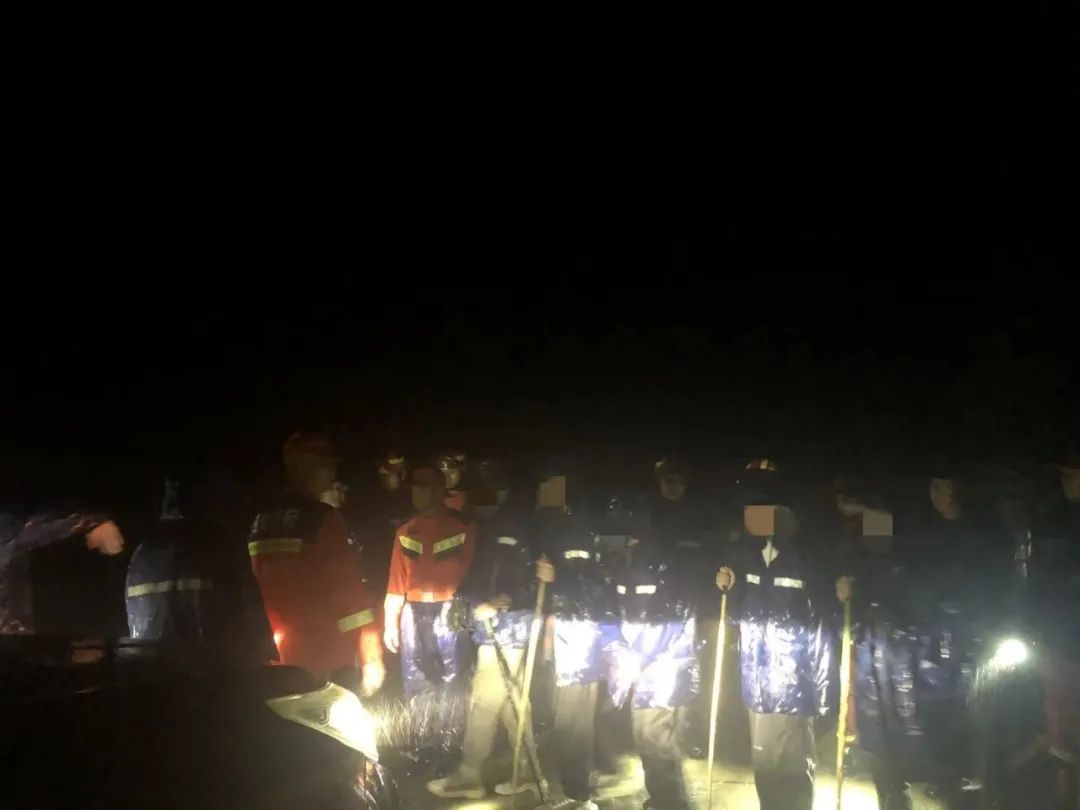 雨夜紧急救援！6名游客徒步迷路被困 (2).jpg