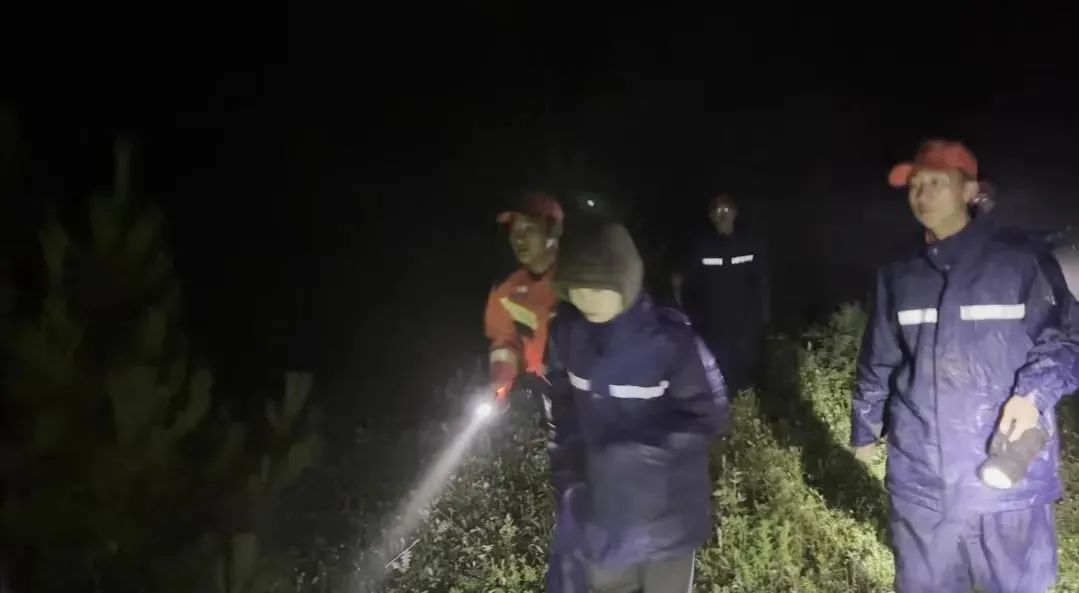 玉龙县消防雨夜救援 6 名被困学生 (3).jpg